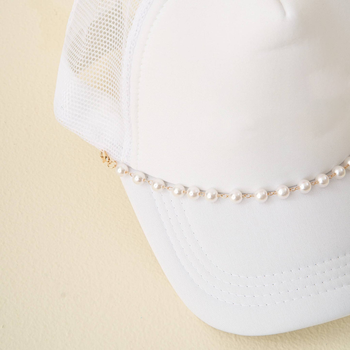 ✨ Dainty Pearl Hat Chain – Gold Trucker Hat Accessory